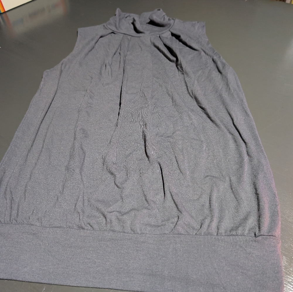 Shop Basic Made In USA Size Medium Gray Sleeveless Women's Top